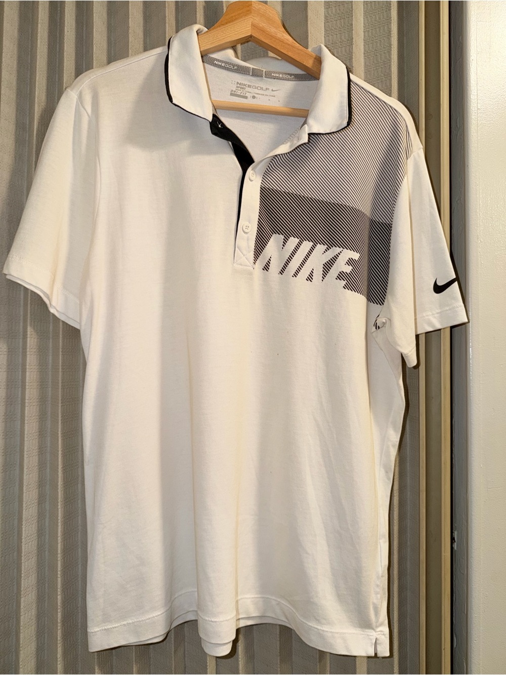 Nike golf Men’s White Polo Shirt with Black Graphic